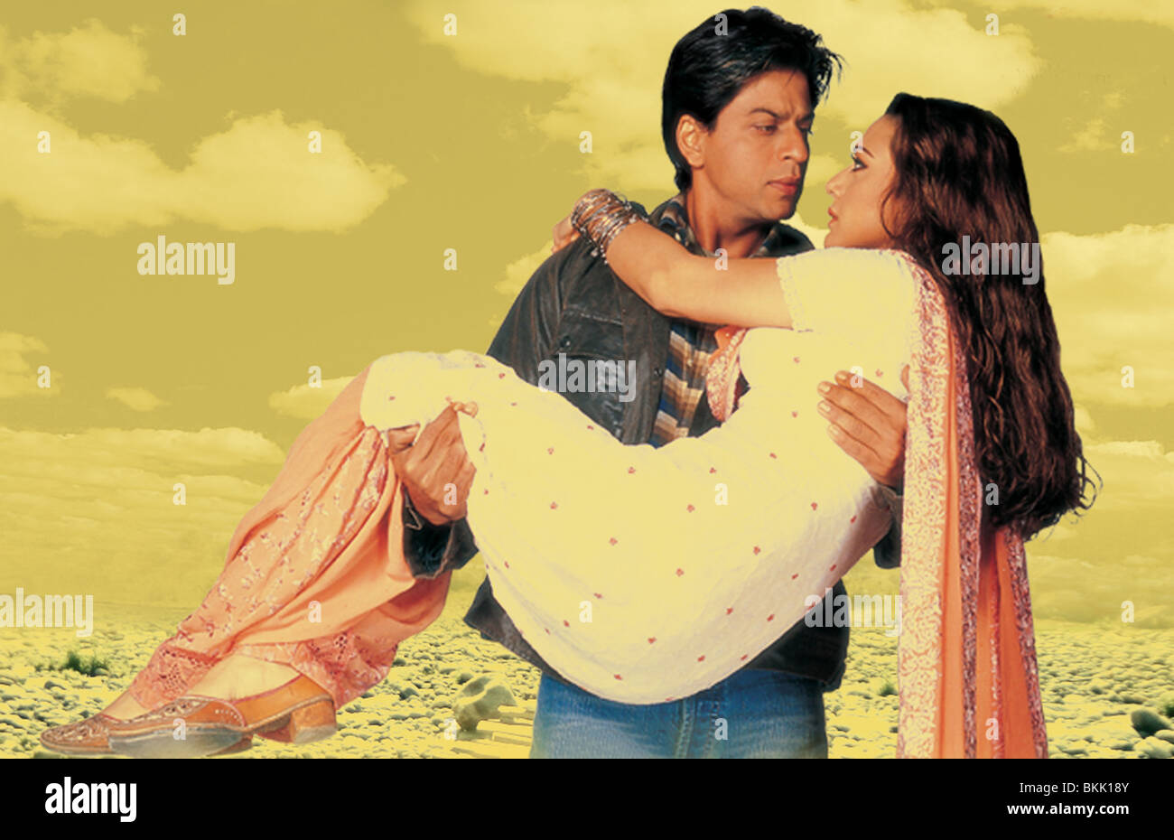 VEERZAARA (2004) SHAHRUKH KHAN, PREITY UMARMT BOLLYWOODVEER00110 Stockfotografie Alamy