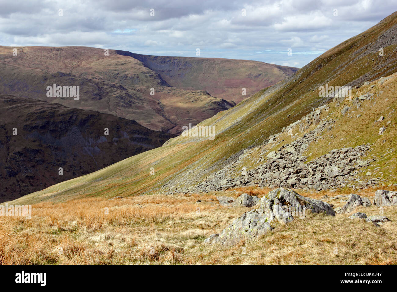 Felsen und Pfad entlang der nördlichen Flanke der Branstree im Lake District. Stockfoto