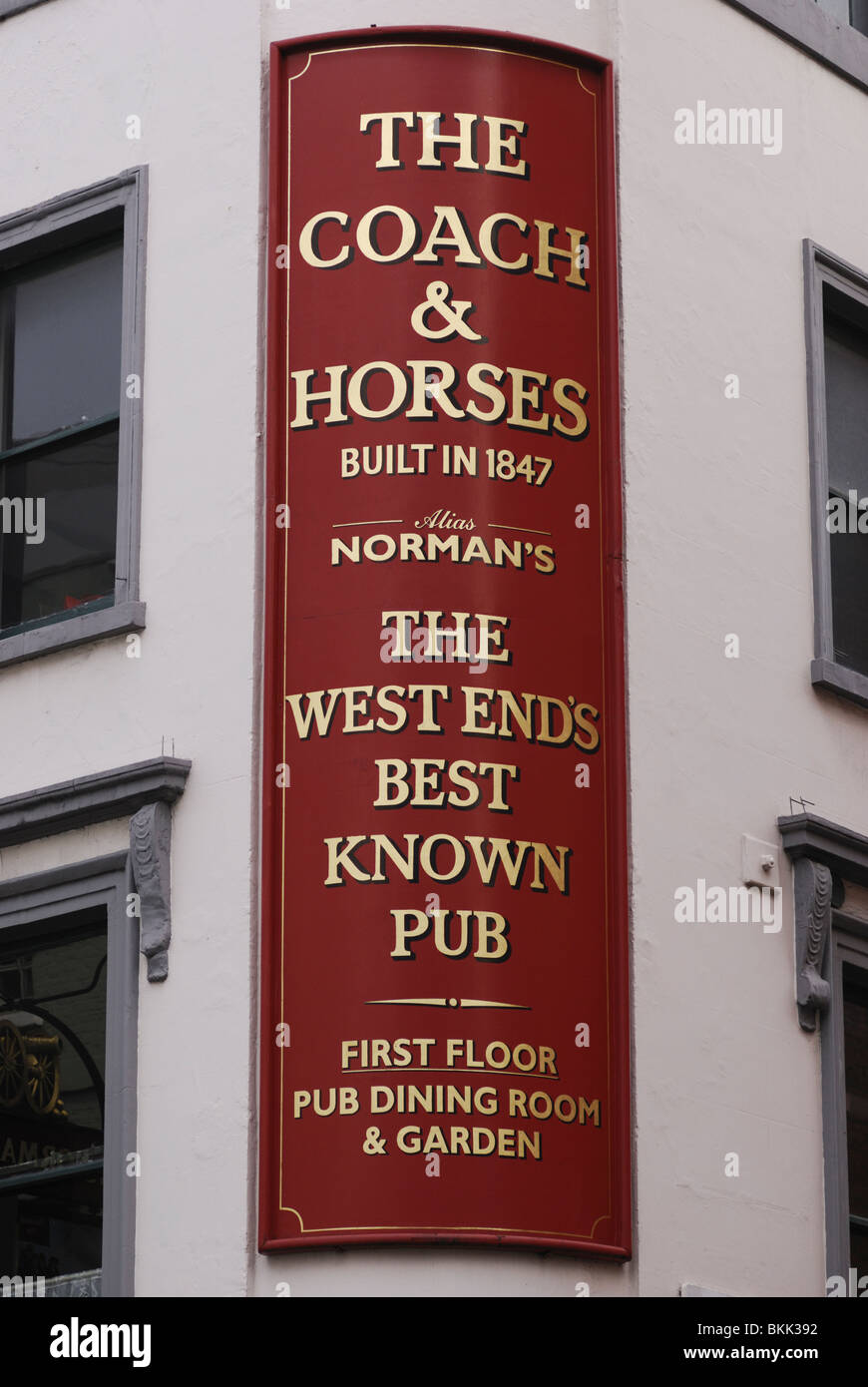 Der Coach und Pferde Pub Schild, Greek Street, Soho, London, England, UK Stockfoto