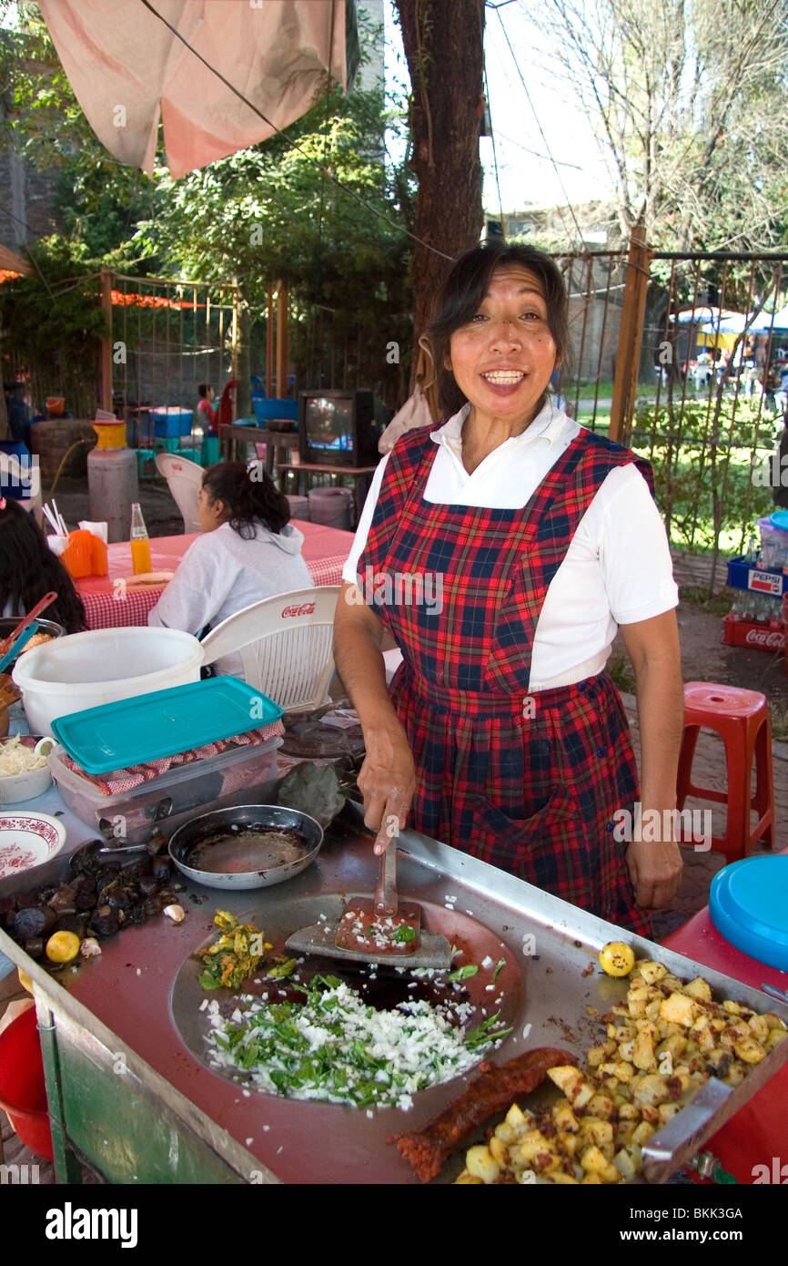 Lebensmittel-Anbieter entlang der Grachten Xochimilco in Mexico City, Mexiko. Stockfoto