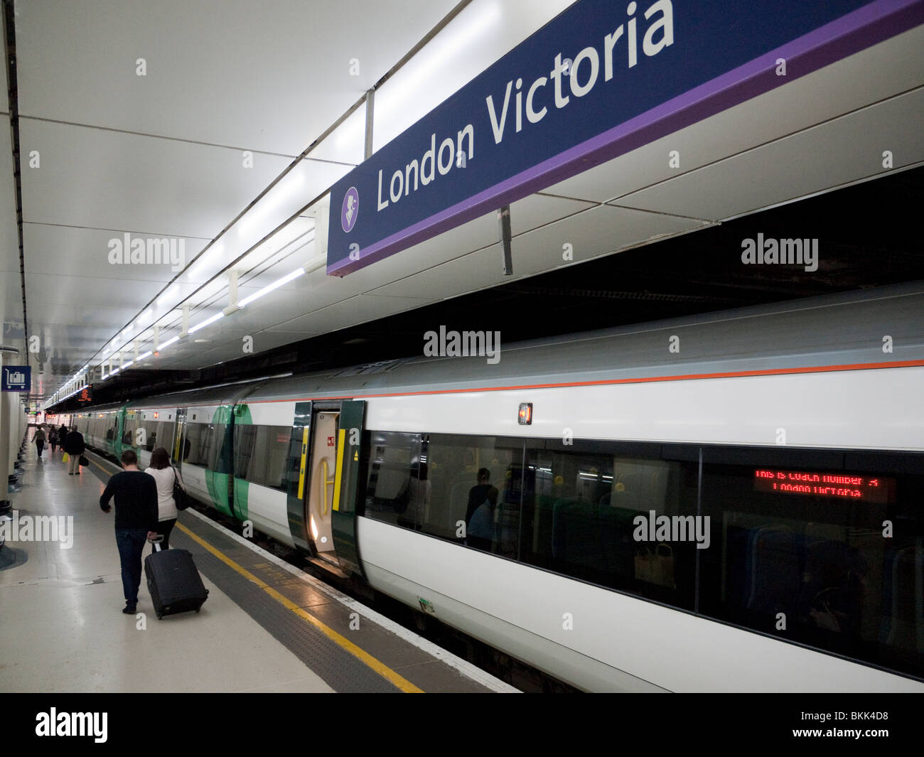 Ein Zug auf einer Plattform an der London Victoria Station in Großbritannien Stockfoto