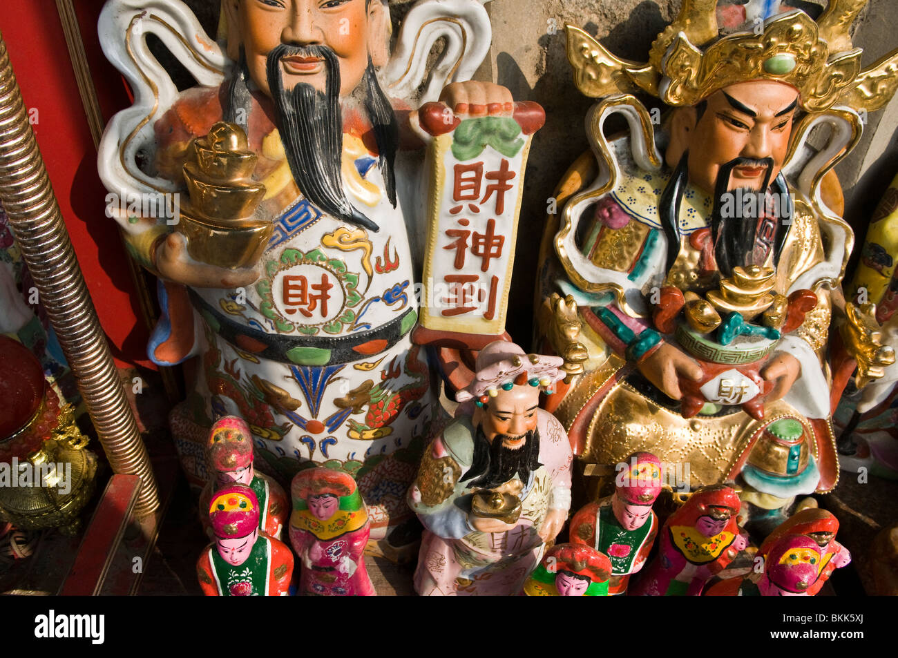 Hautnah am chinesischen taoistischen Göttern auf dem Display in einem Eingang zu einem Privathaus in Süd-China. Stockfoto