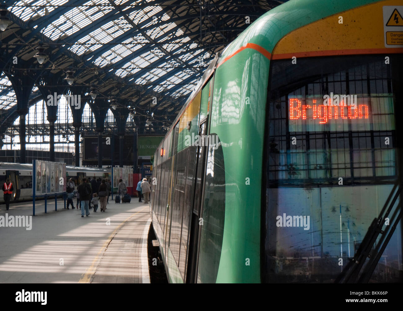 Ein Zug am Bahnhof von Brighton Stockfoto