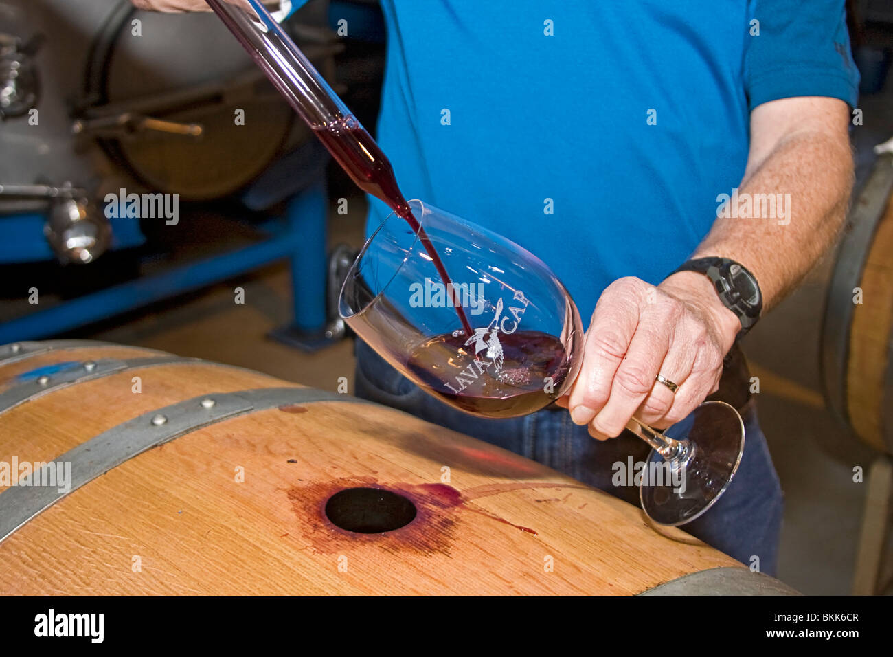 Zeichnung rot Wein aus einem Fass mit einem "Wein Dieb", ein Glasrohr, das wirkt wie ein Baster, Wein aus dem Fass zu saugen Stockfoto