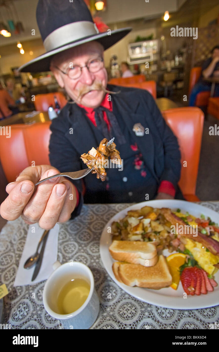 Mann verkleidet als Stadtmarschall 1800 s "Hangtown Fry," eine herzhafte Mahlzeit, die von der Mitte der 1800er der Goldrausch in Kalifornien stammende frisst Stockfoto