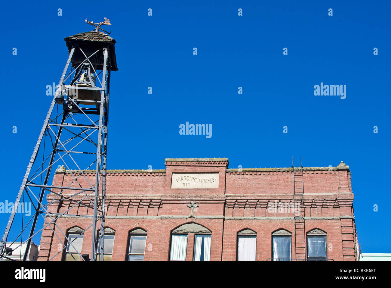 Historische alte Glockenturm steht vor Masonic Temple Lodge entlang der Hauptstraße von Placerville, Kalifornien, USA. Stockfoto
