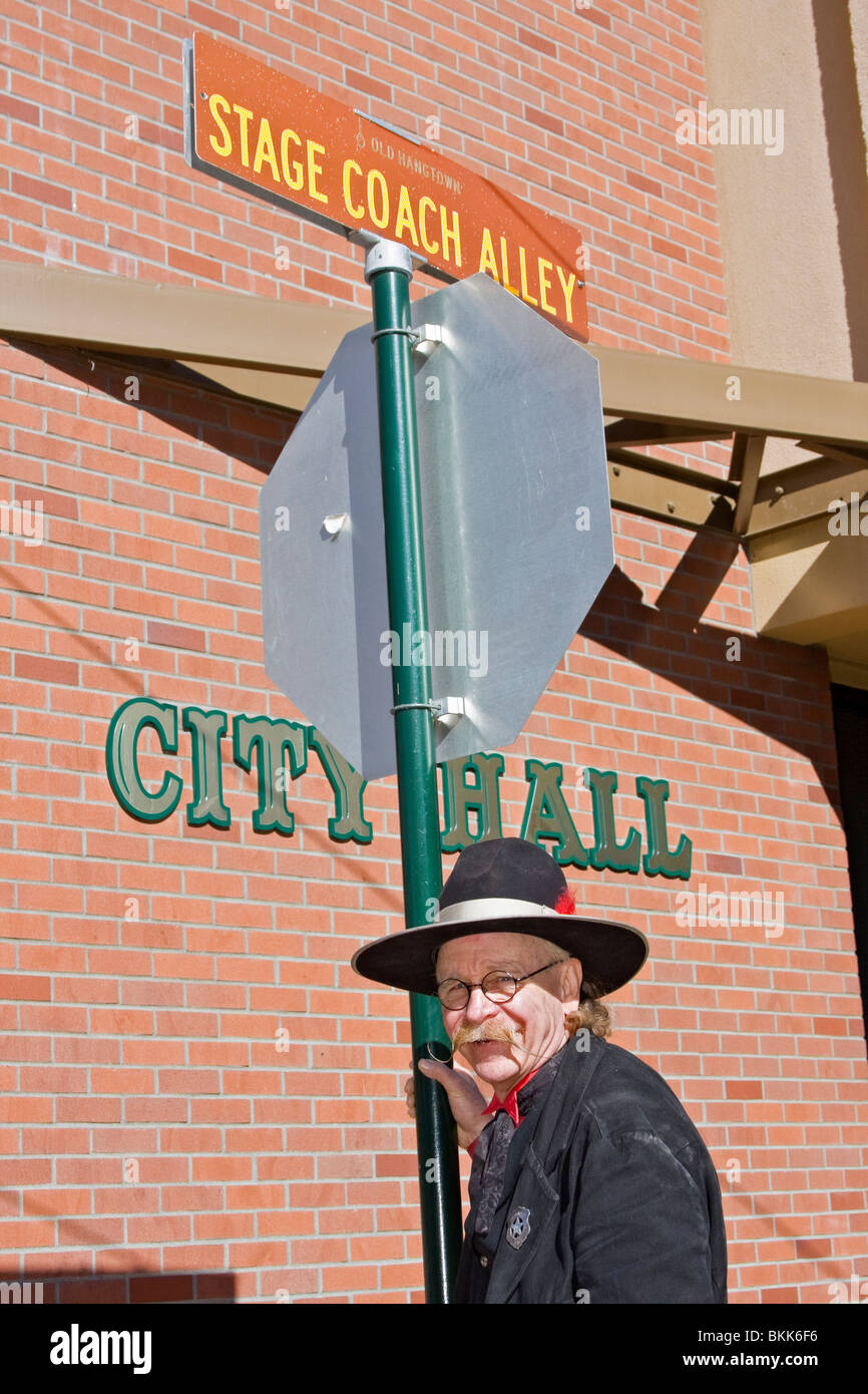 Lokaler Mann verkleidet als Stadt Sheriff in Placerville, Kalifornien Stockfoto