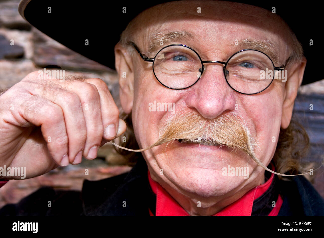 Lokaler Mann verkleidet als Stadt Sheriff in Placerville, Kalifornien, USA. Hier gibt er sich ein Bösewicht, drehte seinen Schnurrbart. Stockfoto