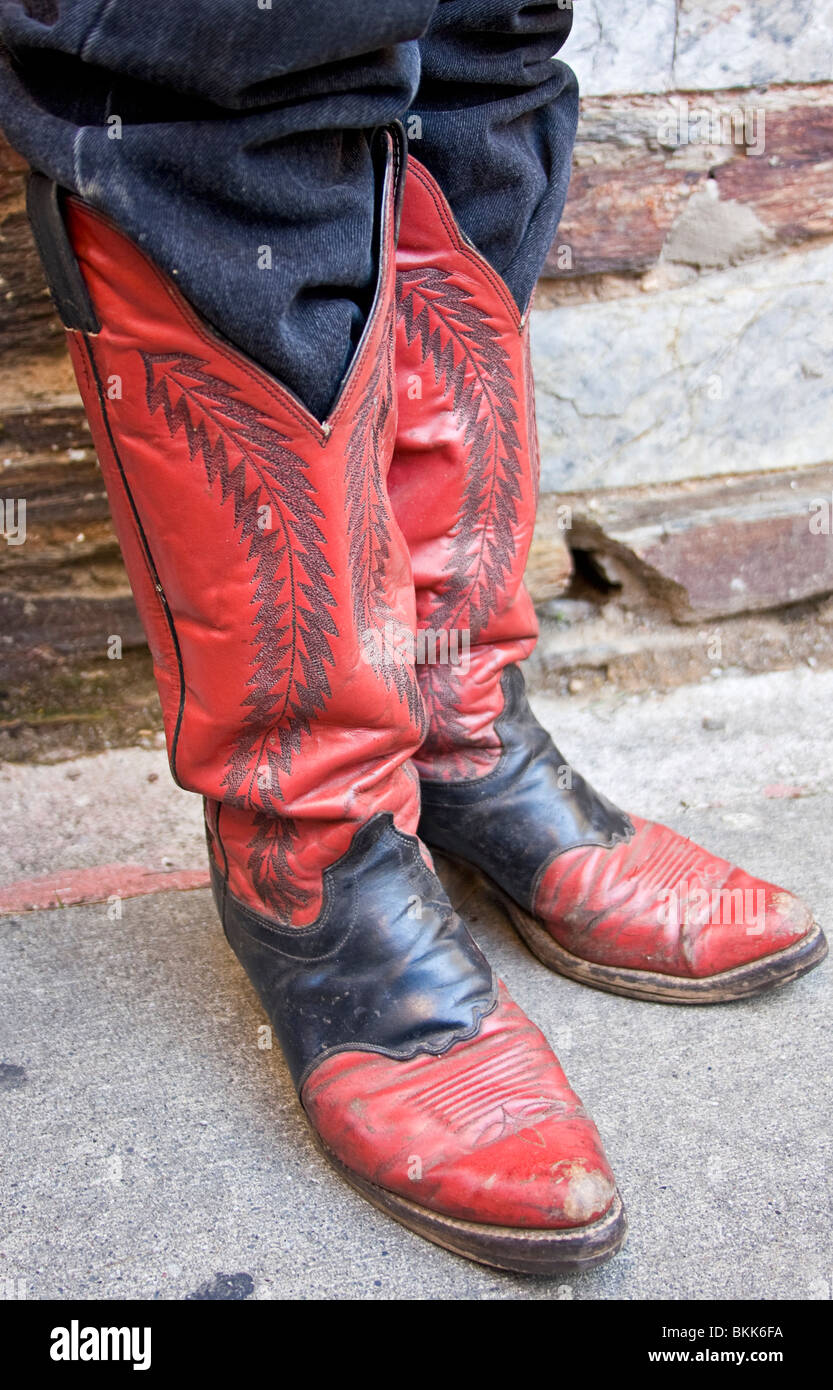 Authentisch, gut getragen Cowboystiefel getragen von einem lokalen Mann, als Sheriff für Touristen in Placerville, Kalifornien verkleidet Stockfoto