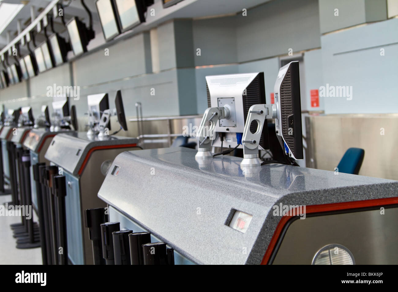 Eine Aufstellung der Check-in Schalter mit LCD Bildschirme, an der Theke und oben am Toronto Pearson International Airport. Stockfoto