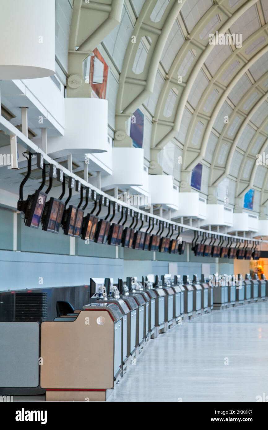 Eine Reihe von Check-in-Schalter am Flughafen, mit LCD-Bildschirmen oben. Stockfoto