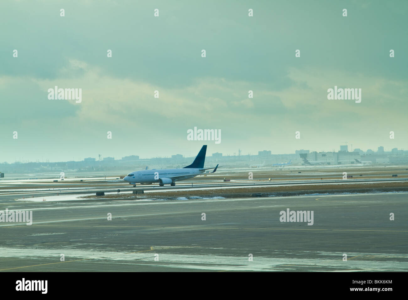 Ein Passagierflugzeug nach einer Landung zu machen. Pearson International Airport, Toronto, Ontario, Kanada Stockfoto
