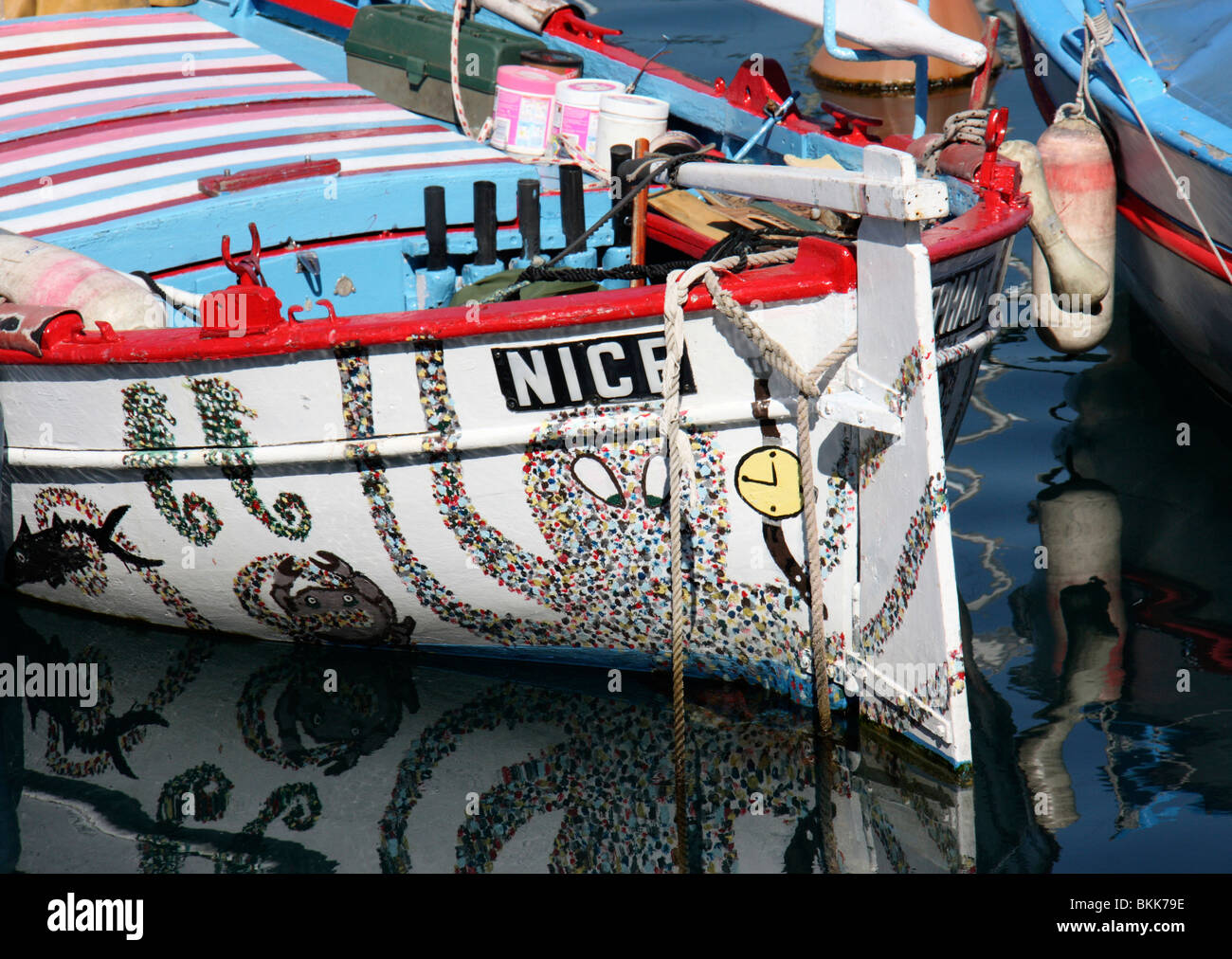 bunte Fischerboote vertäut im Hafen, Nizza, Frankreich, Europa Stockfoto