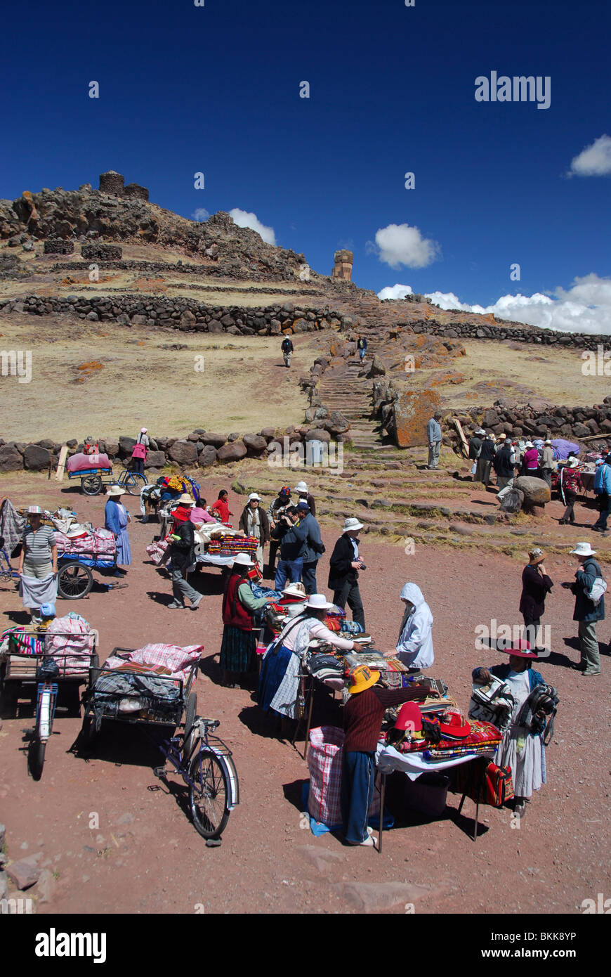 Indiomarkt in der Nähe von Sillustani Ruinen, Peru, Südamerika Stockfoto