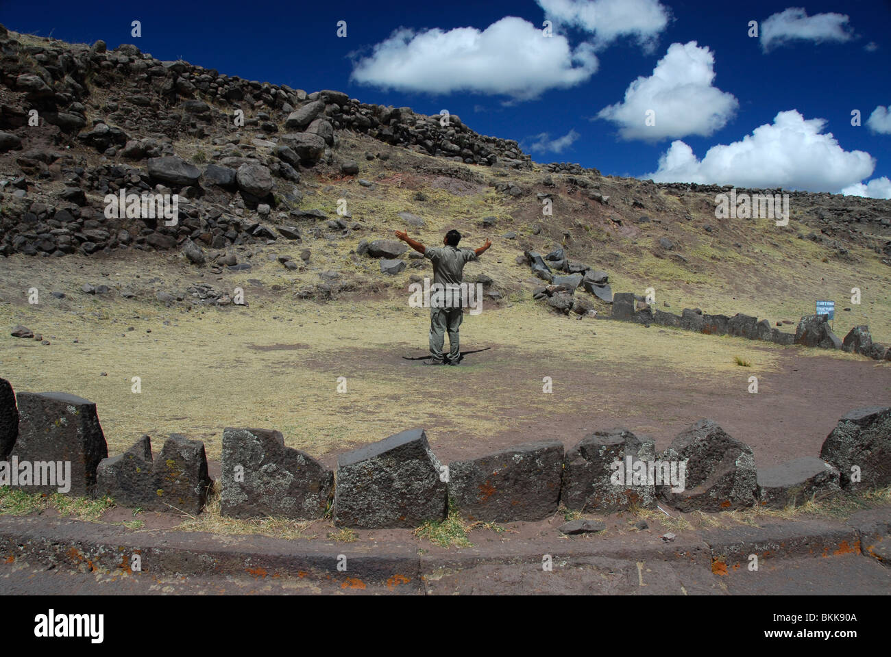 Lokale Führer präsentieren eine Zeremonie in Sillustani Ruinen, See Umayo, Peru, Südamerika Stockfoto