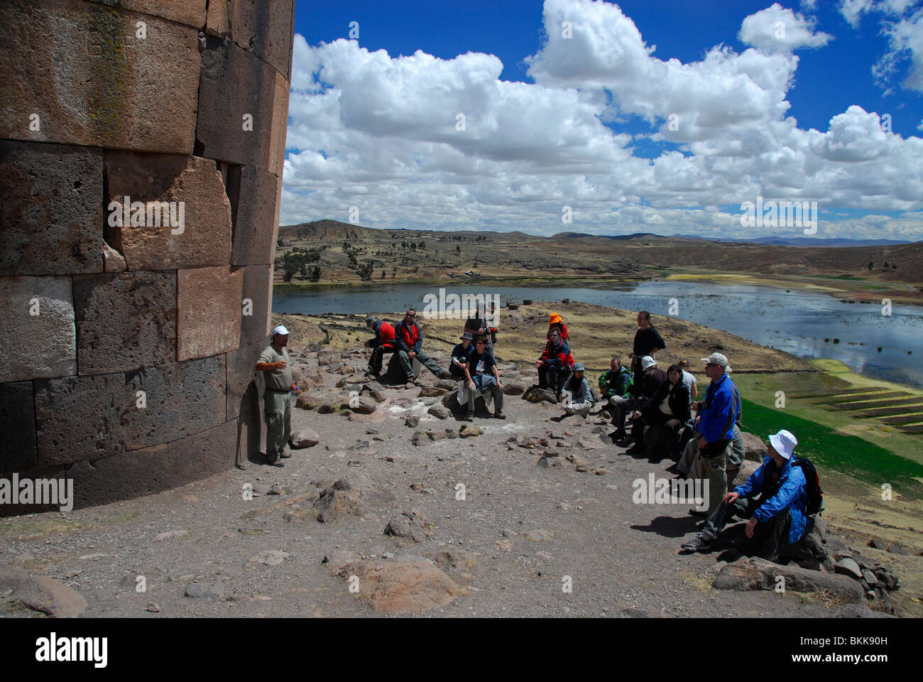 Lokale Führer erklären die Chullpas in Sillustani Ruinen, See Umayo, Peru, Südamerika Stockfoto