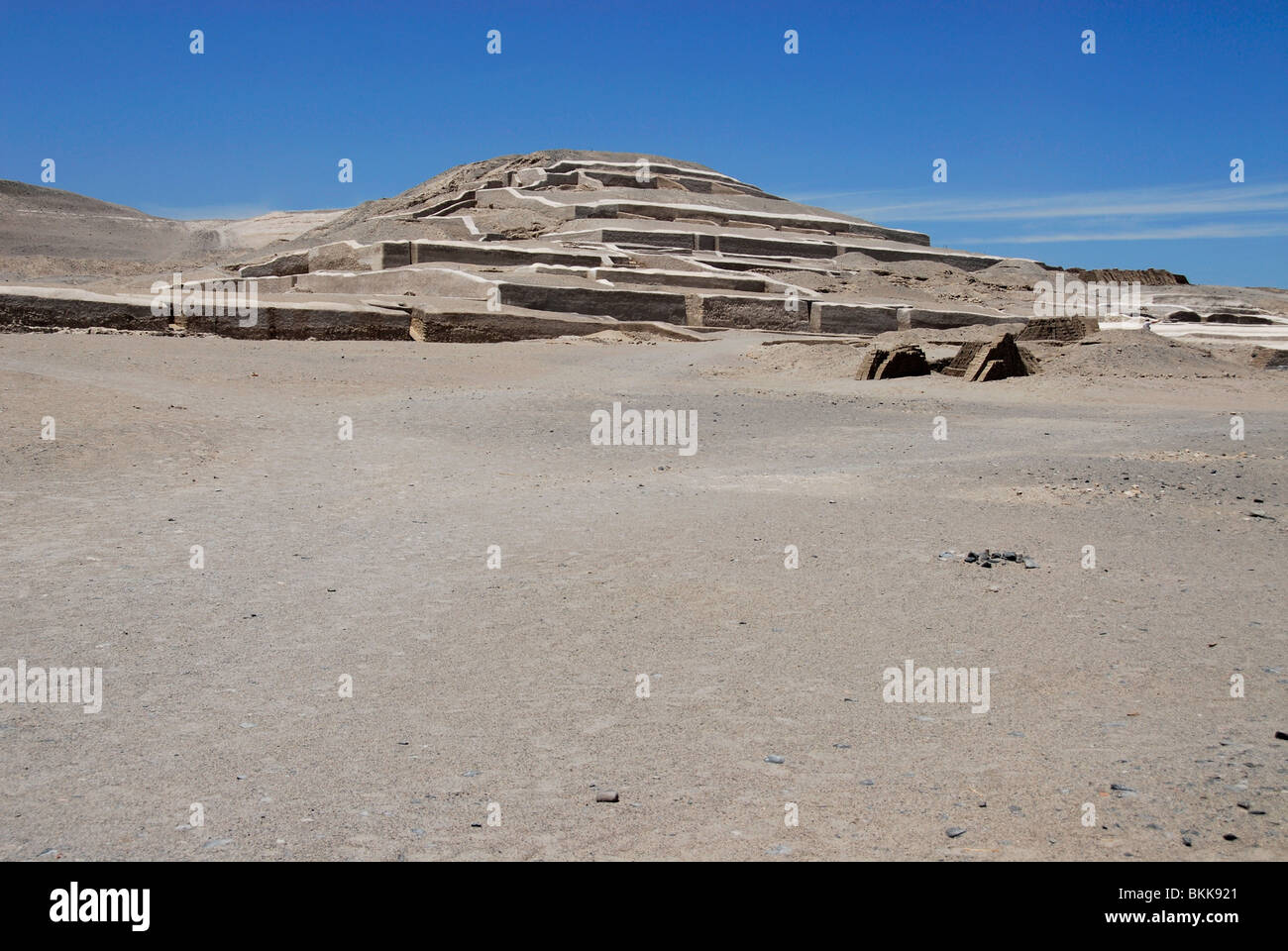 Adobe-Pyramide, Pyramiden von Cahuachi in Nazca-Wüste, Peru, Südamerika Stockfoto