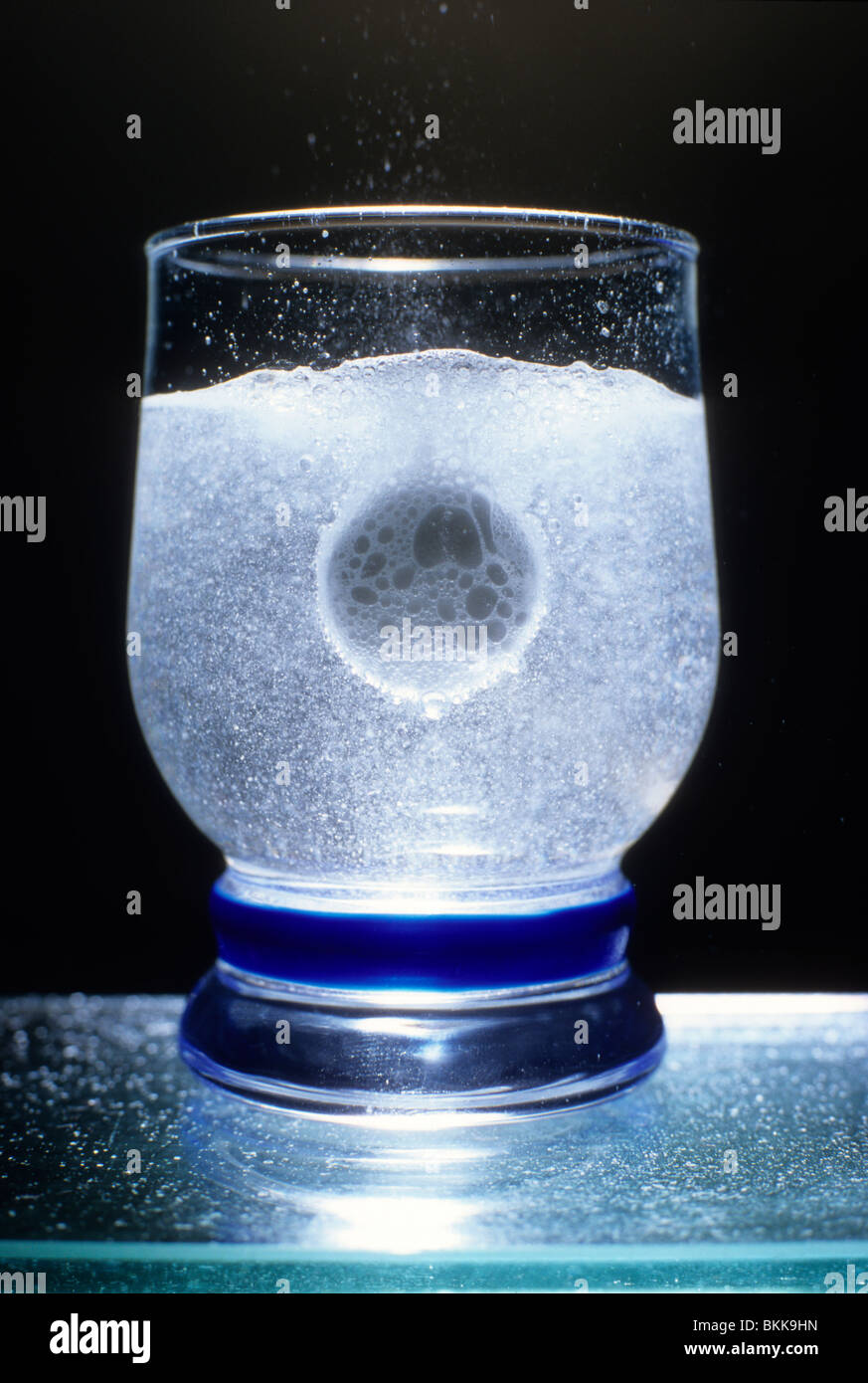 Antacidum Tablette in einem Glas Wasser auflösen Stockfoto
