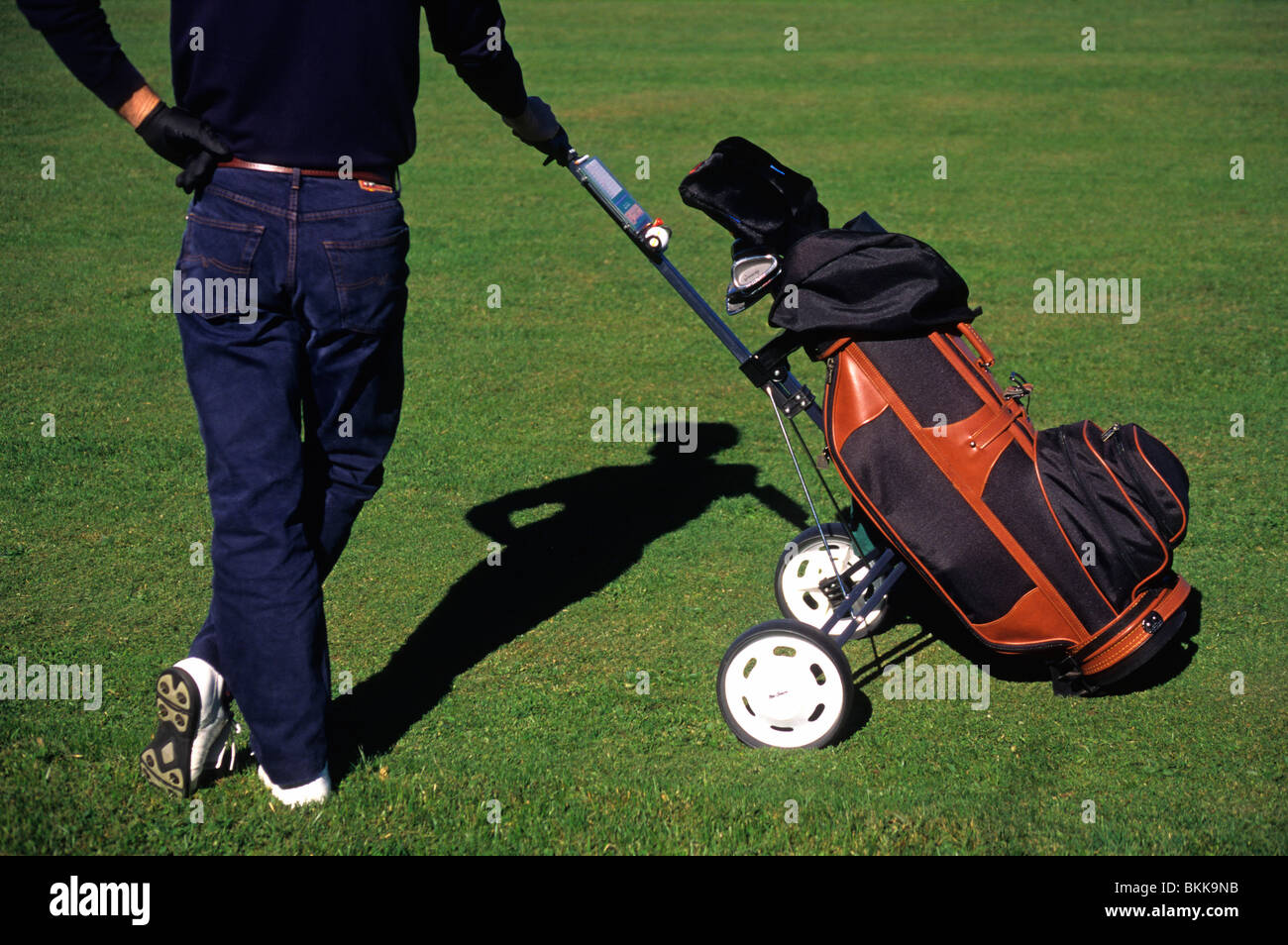 Golfer / Caddy hält seine Golf-Bag / trolley Stockfoto