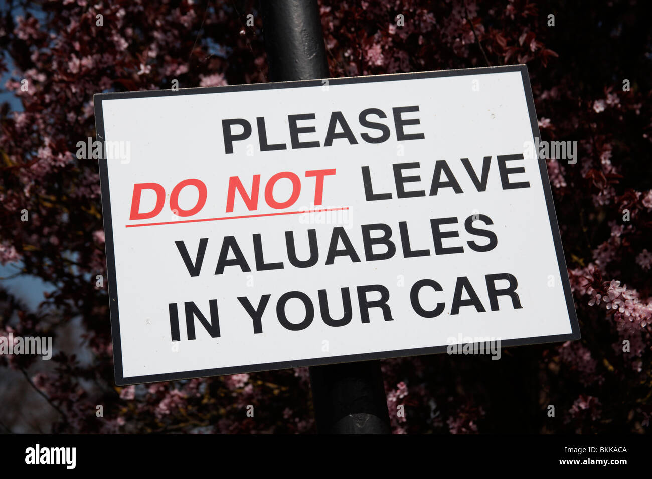 Schild Warnung Wertsachen im Auto am Eingang zu einem Parkplatz zu lassen Stockfoto