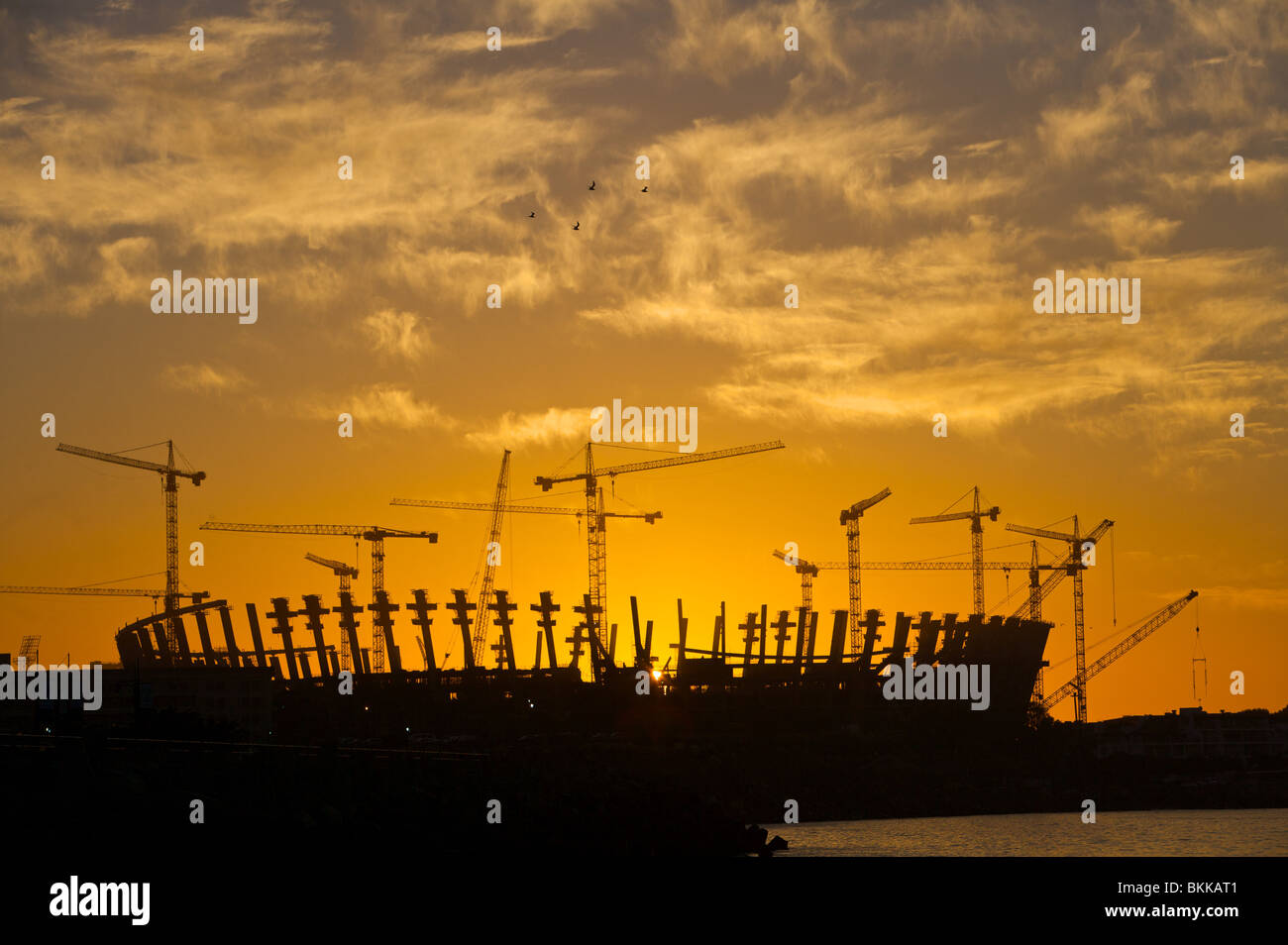 Ein Sonnenuntergang Blick auf das Stadion von Kapstadt auf halbem Weg innerhalb der Bautätigkeit. Stockfoto