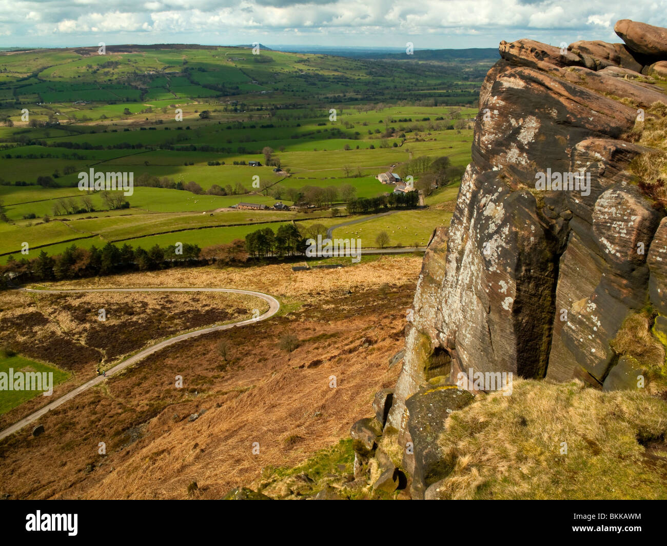 Felsige Klippen von Bergsteiger auf dem Gipfel der Henne Wolke in der Nähe von Leek Staffordshire im Peak District National Park Königreich verwendet Stockfoto