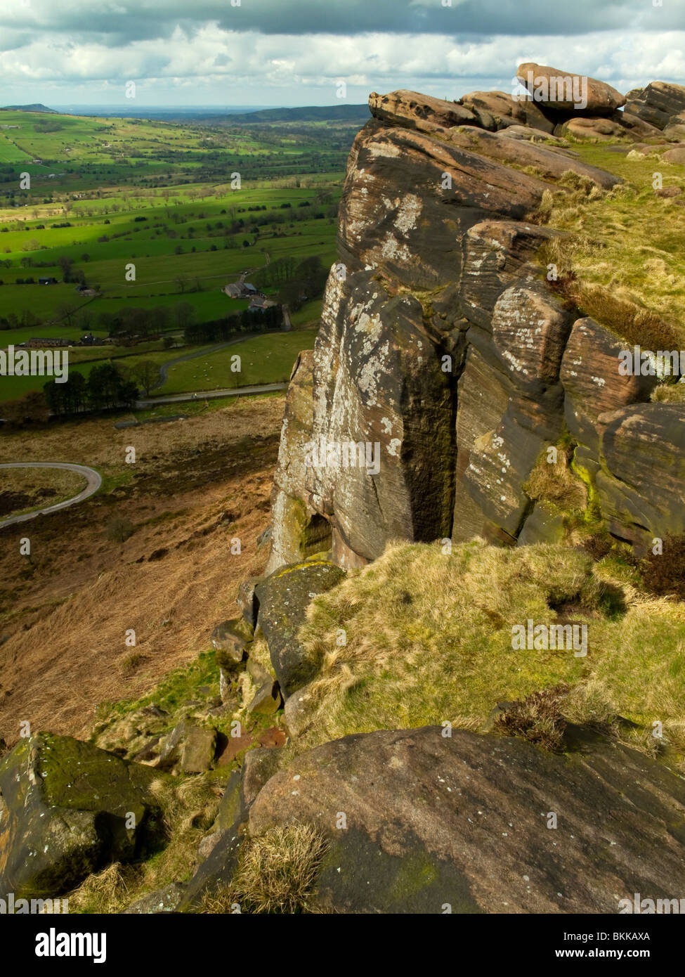 Felsige Klippen von Bergsteiger auf dem Gipfel der Henne Wolke in der Nähe von Leek Staffordshire im Peak District National Park Königreich verwendet Stockfoto