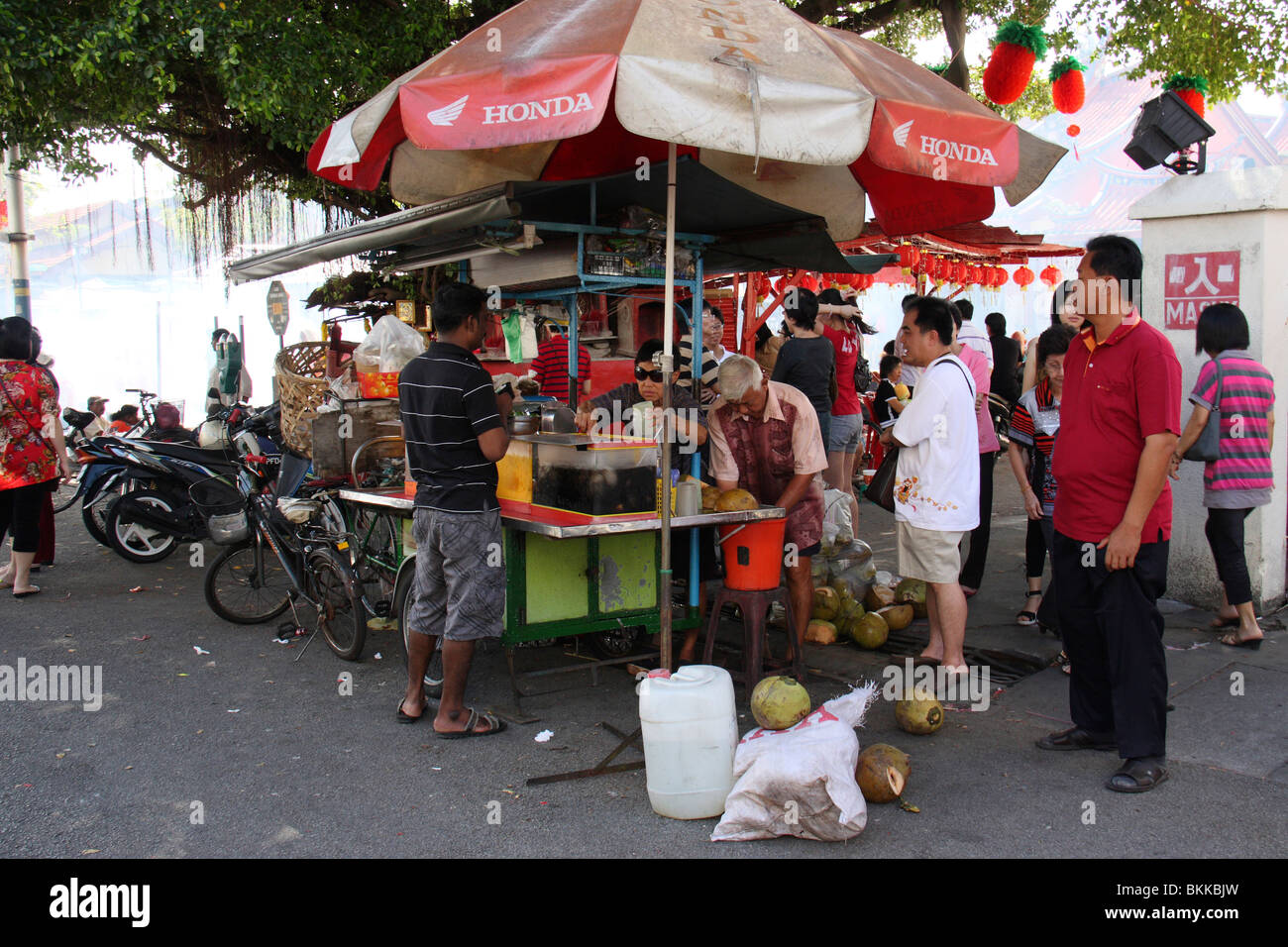 Obst-Saft und Kokosnuss-Verkäufer in den Straßen von Penang, Malaysia, Asien Stockfoto