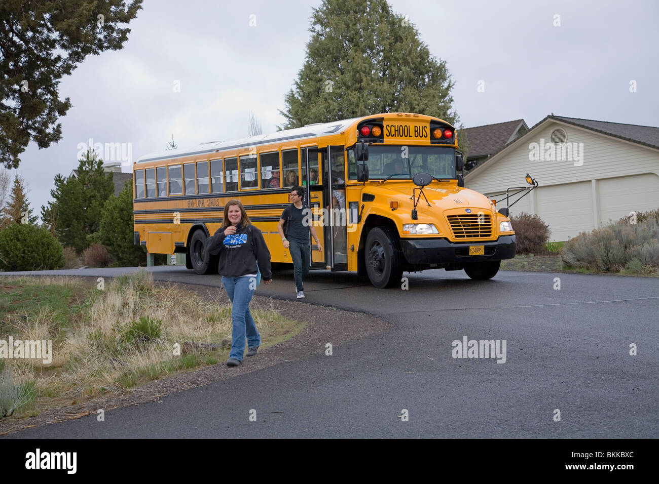 Schülerinnen und Schüler fahren einen Schulbus nach Hause am Nachmittag Stockfoto