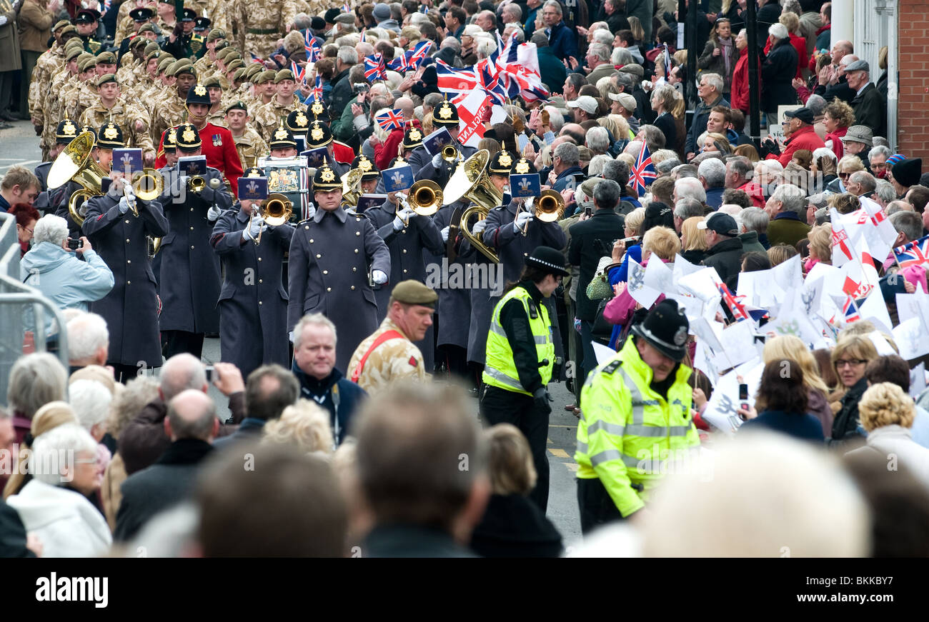 Soldaten, die an einige der heftigsten Kämpfe in Afghanistan teilgenommen paradieren durch Bewdley bei ihrer Rückkehr Stockfoto