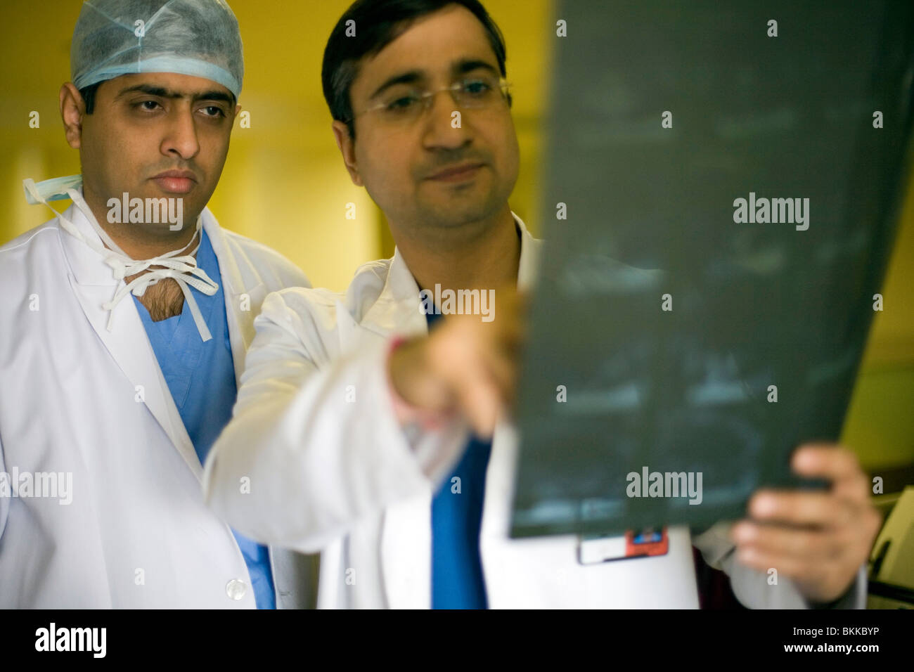 Ärzte diskutieren ein Patient Röntgen im Krankenhaus Medicity, Gurgaon, Indien Stockfoto