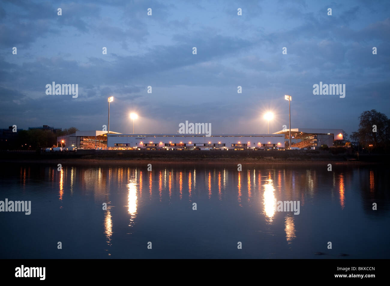 Suchen auf der Rückseite Fulhams Craven Cottage, in der Abenddämmerung, während eines Fußballspiels UEFA-Cup auf der Londoner Themse. Stockfoto