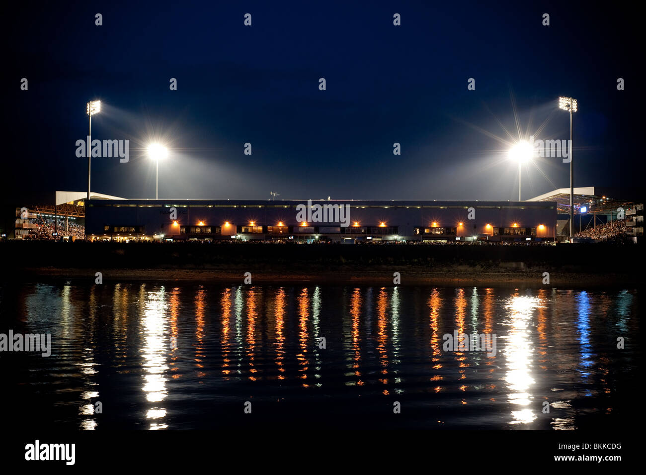 Suchen auf der Rückseite Fulhams Craven Cottage, in der Abenddämmerung, während eines Fußballspiels UEFA-Cup auf der Londoner Themse. Stockfoto