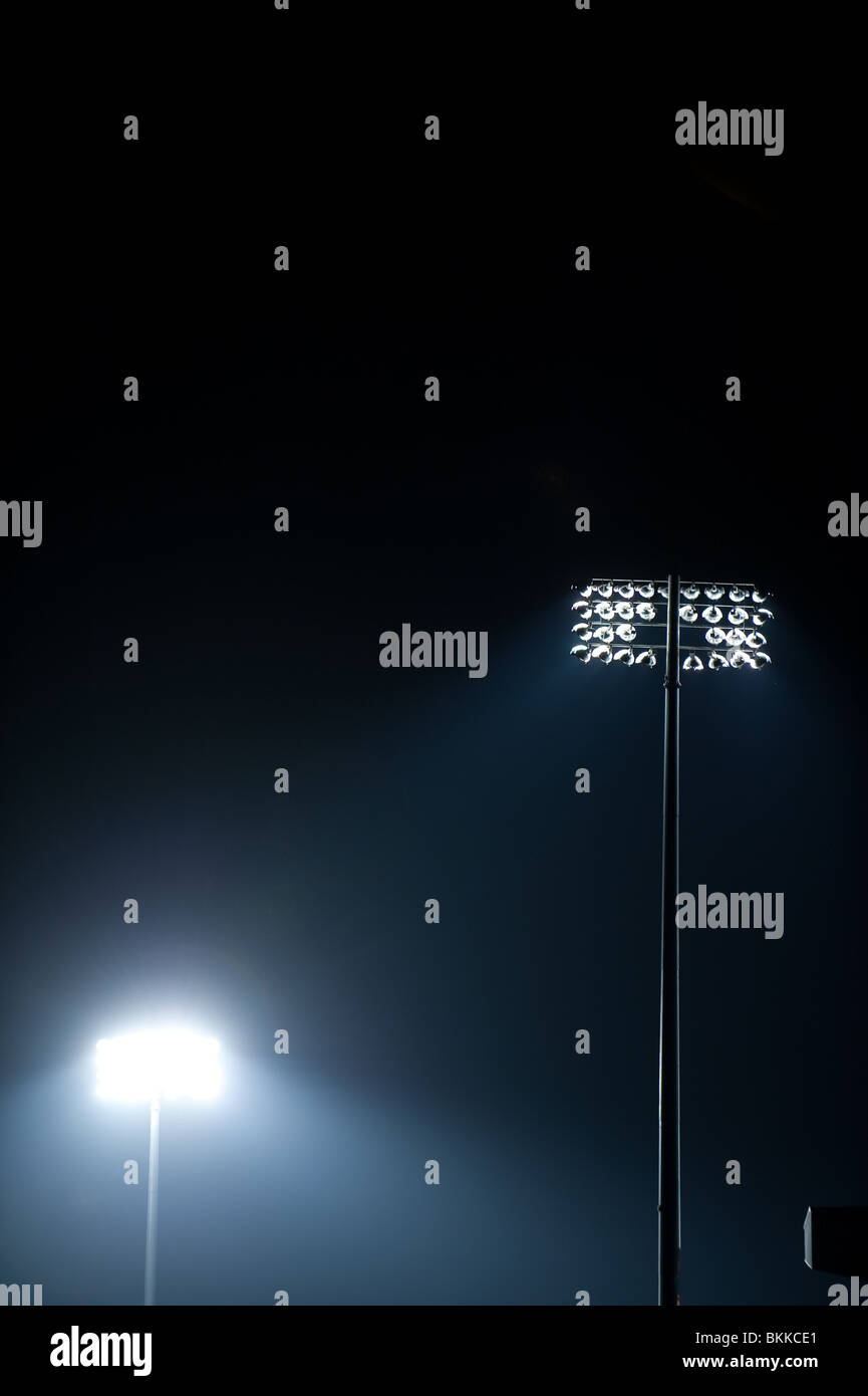Zwei Scheinwerfer leuchten im Craven Cottage Fulhams während einer Nacht-Spiel. Stockfoto
