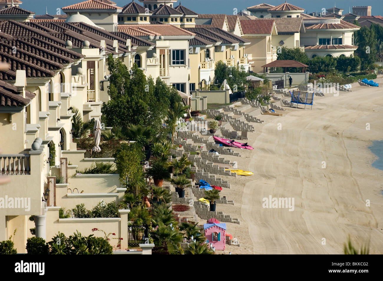 Blick entlang des Strandes auf einem Wedel von Palm Jumeirah zeigt den Strand und den exklusiven Häusern auf der berühmten Entwicklung Stockfoto