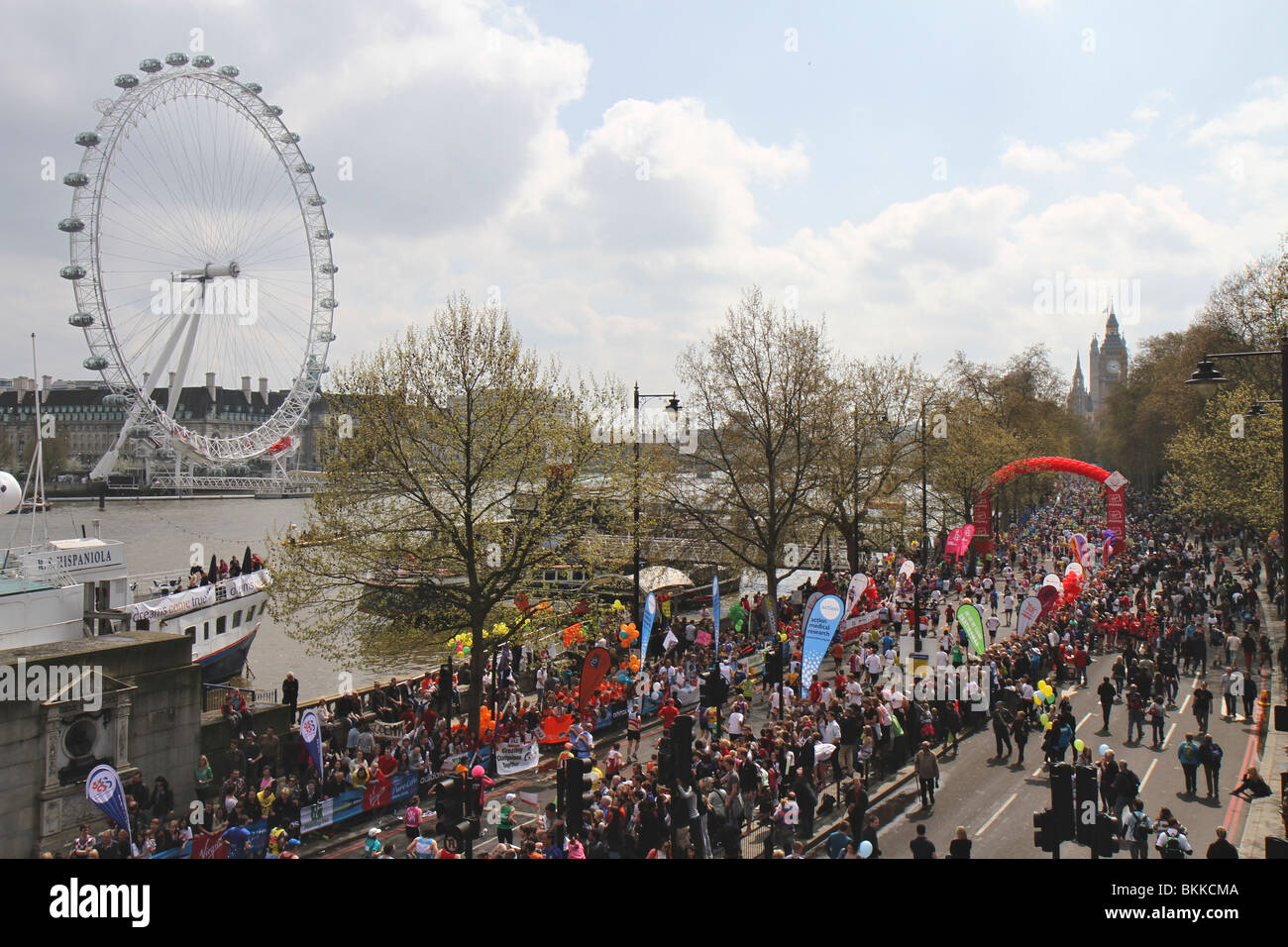 Virgin London Marathon 2010 Läufer auf die 25 Meile am Ufer an der Themse mit dem London Eye und Big Ben Stockfoto