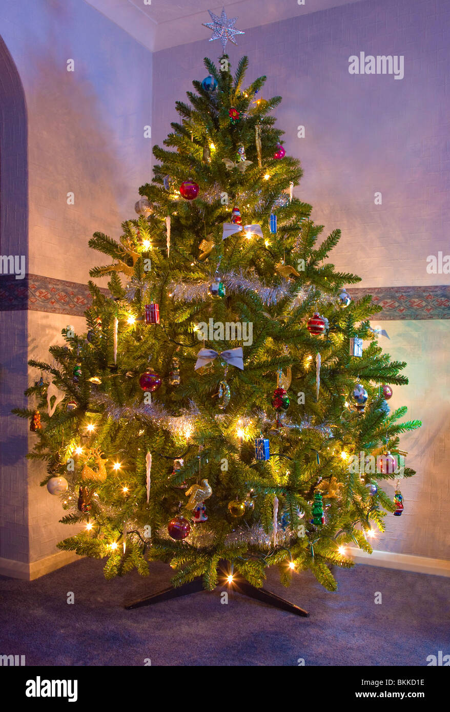 Weihnachtsbaum mit Dekorationen und Lichter Stockfoto