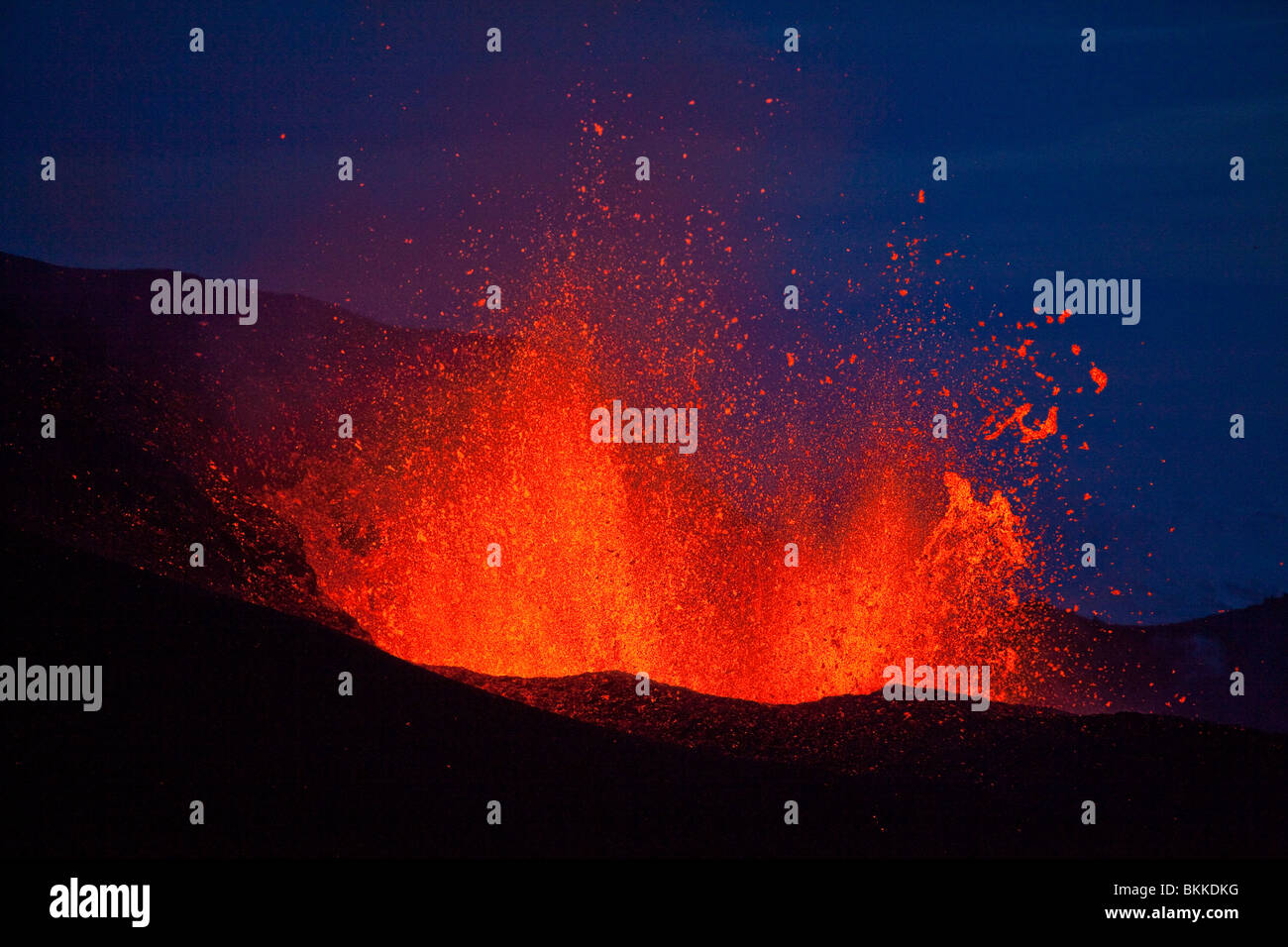 Brunnen, große Stücke von Lava in die Luft schießen, beim Start der Vulkanausbruch Island Eyjafjallajökull im Morgengrauen 30. März 2010 Stockfoto