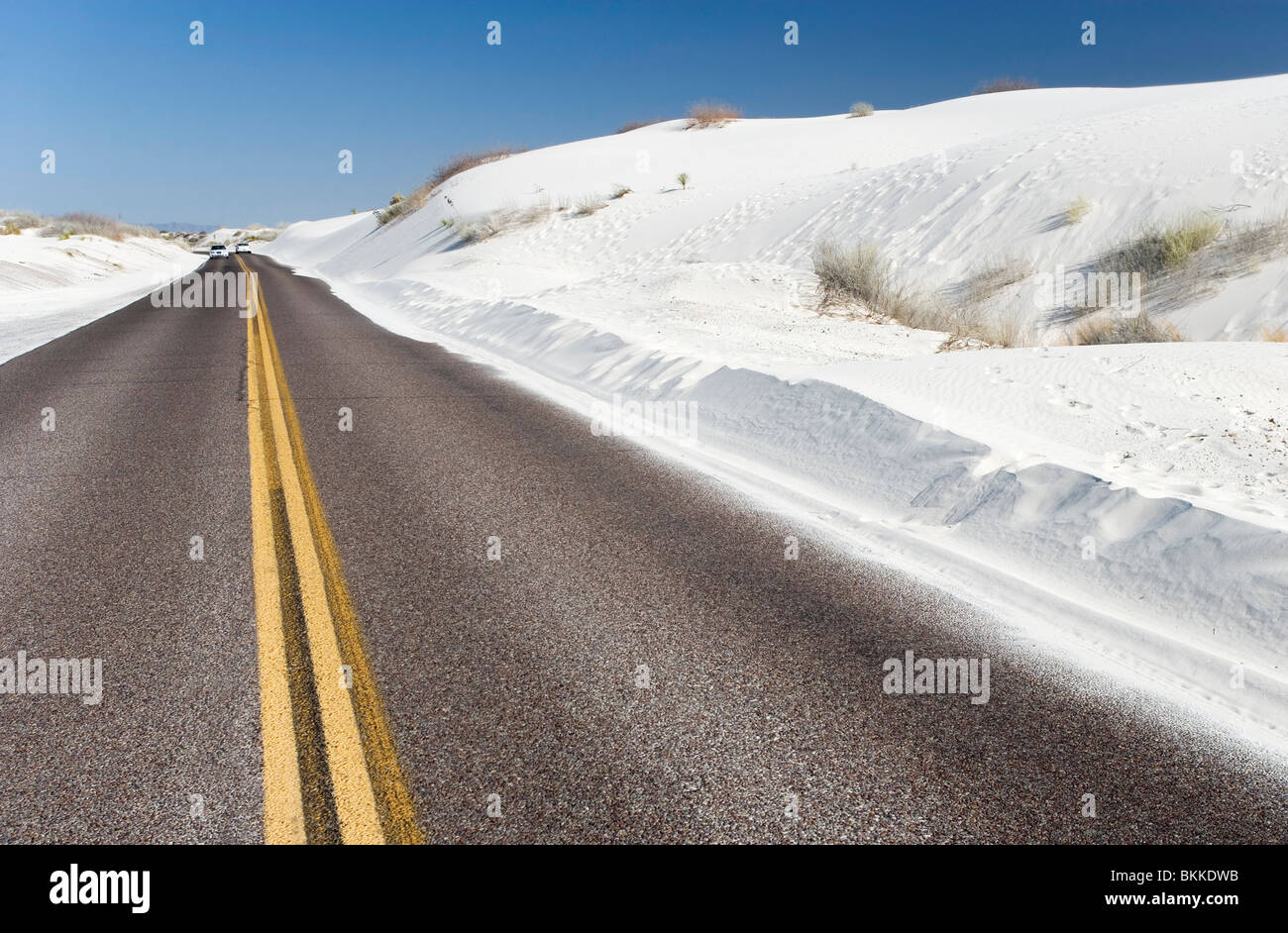 Autos fahren auf den Rundweg durch White Sands National Monument, New Mexico. Stockfoto