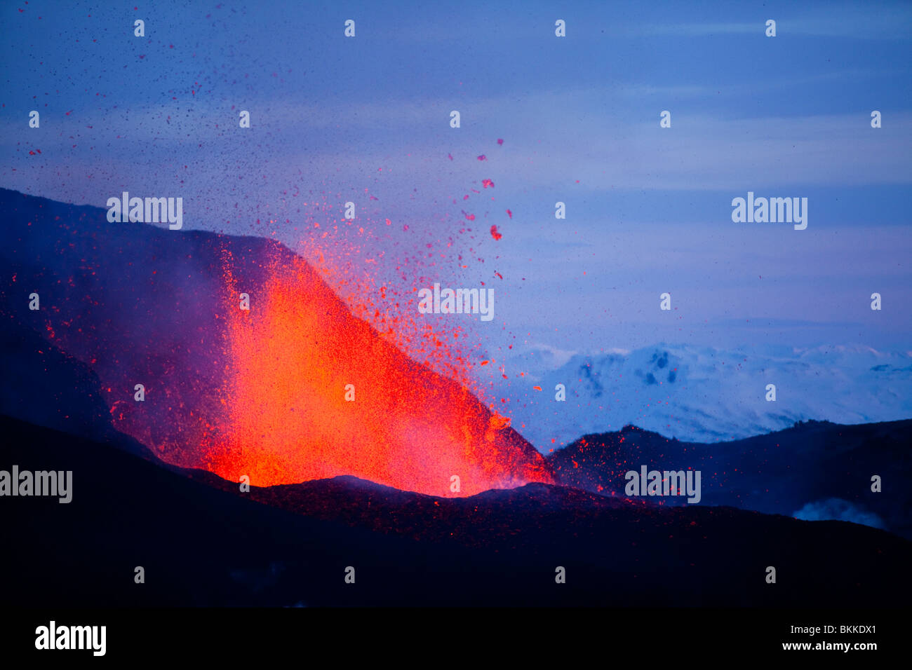 Brunnen, große Stücke von Lava in die Luft schießen, beim Start der Vulkanausbruch Island Eyjafjallajökull im Morgengrauen 30. März 2010 Stockfoto