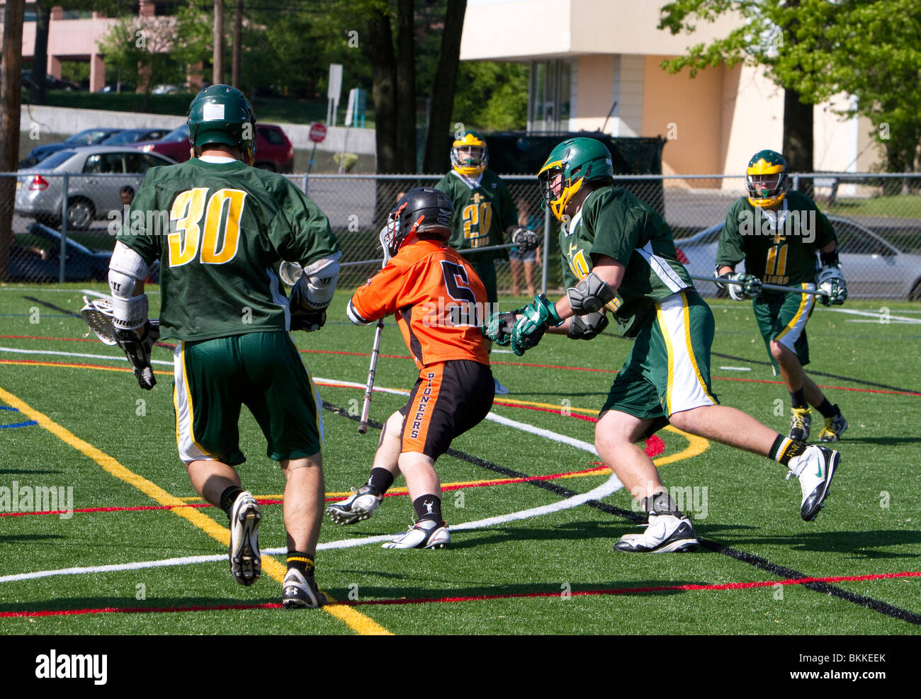 Jungen High School Varsity Lacrosse Spiel. Stockfoto