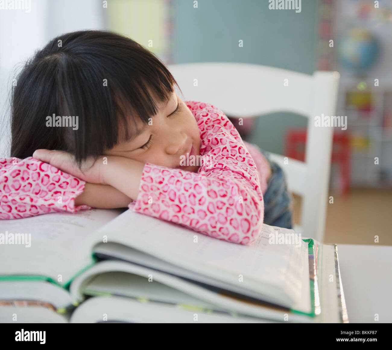 Chinesisches Mädchen Nickerchen auf Lehrbücher Stockfoto