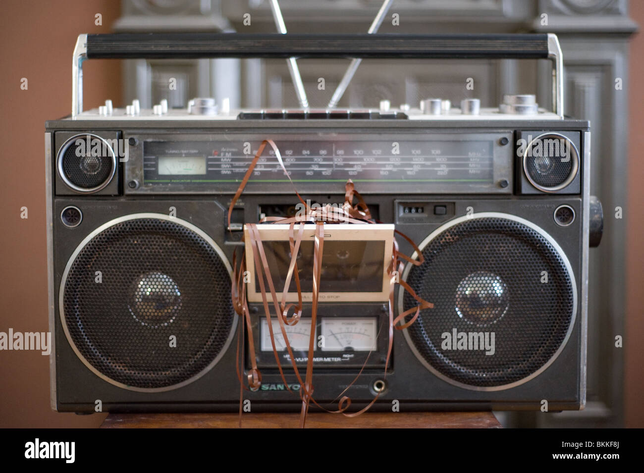 Stereo-Kassettenrekorder mit kaute Band. Stockfoto