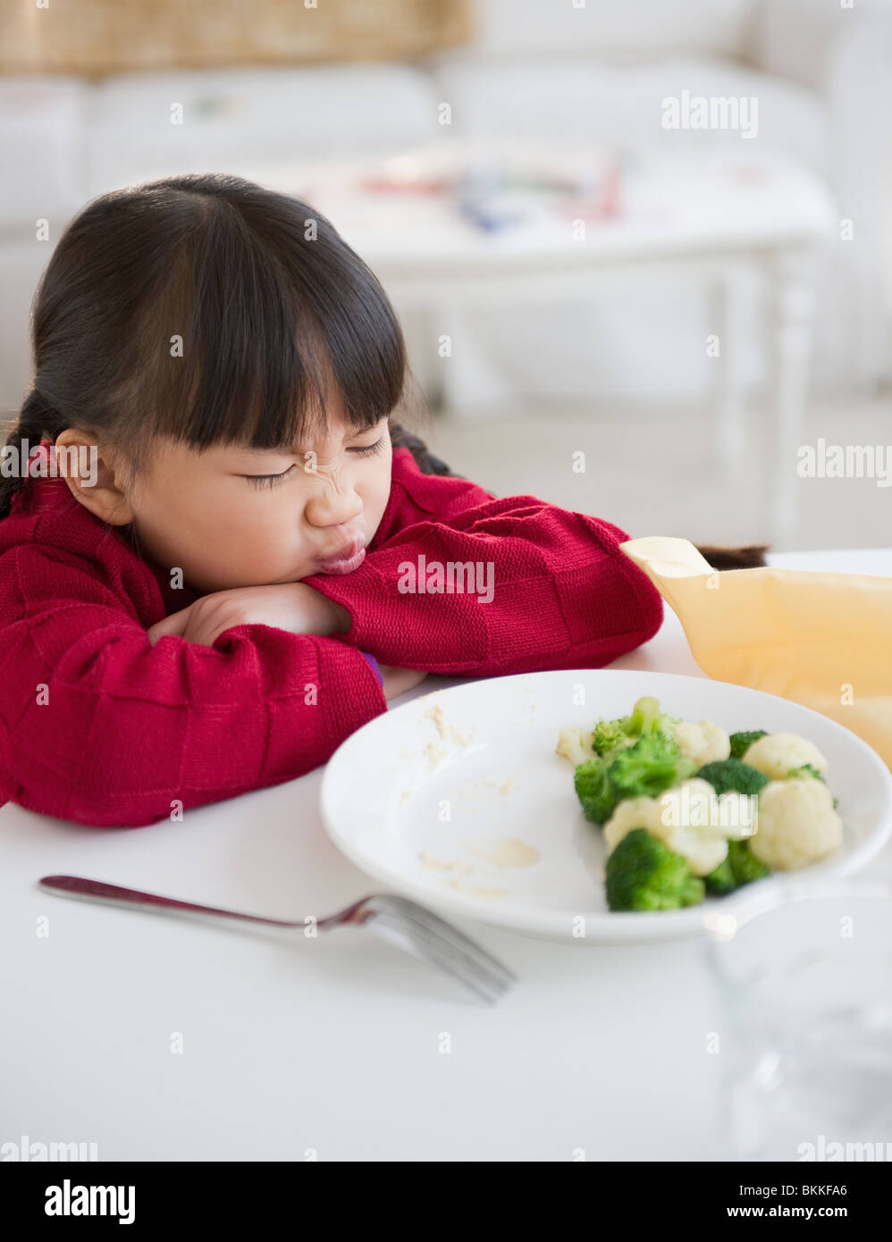 Chinesisches Mädchen weigert sich, Gemüse zu essen Stockfoto
