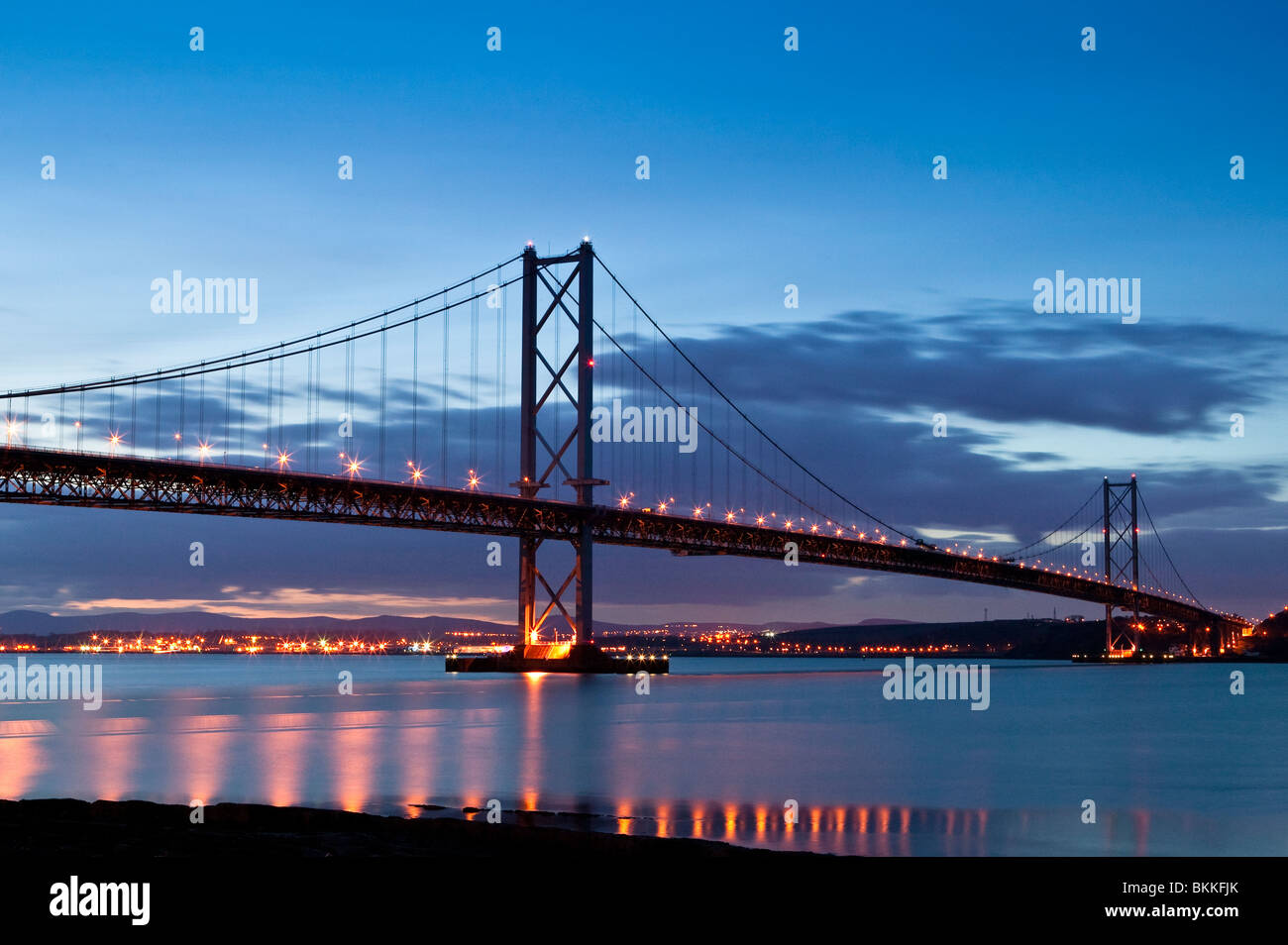 Die Forth Road Bridge in der Dämmerung, kurz nach Sonnenuntergang, wie vonseiten der Edinburgh South Queensferry angesehen. Stockfoto