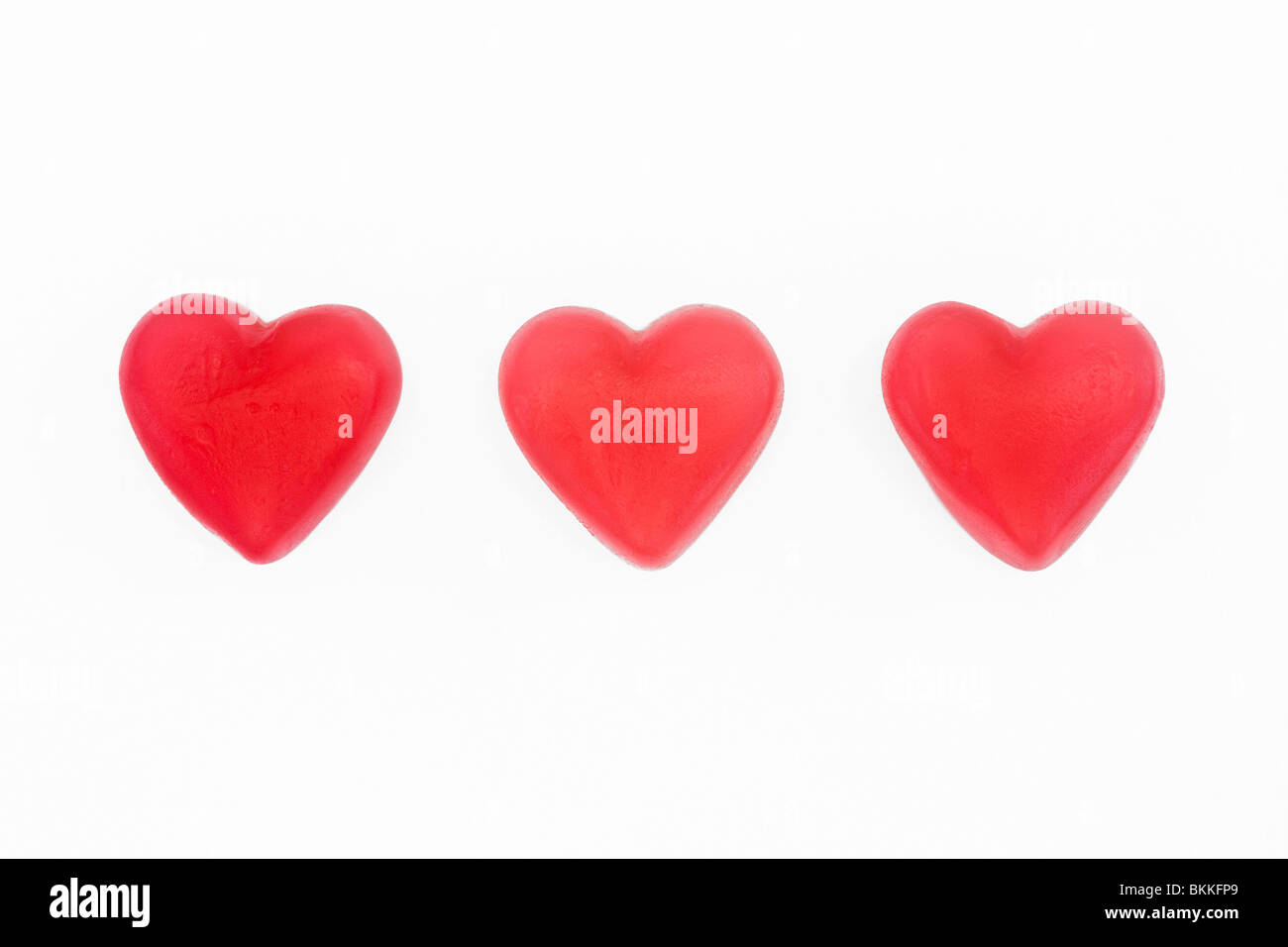 rote und weiße Liebe Herz Süßigkeiten auf weißem Hintergrund Stockfoto