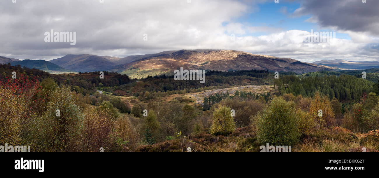 Queen Elizabeth Forest Park, Achray Waldgebiet, der Trossachs auf Mentieth Hills, in der Nähe von Aberfoyle entnommen A821 Stockfoto