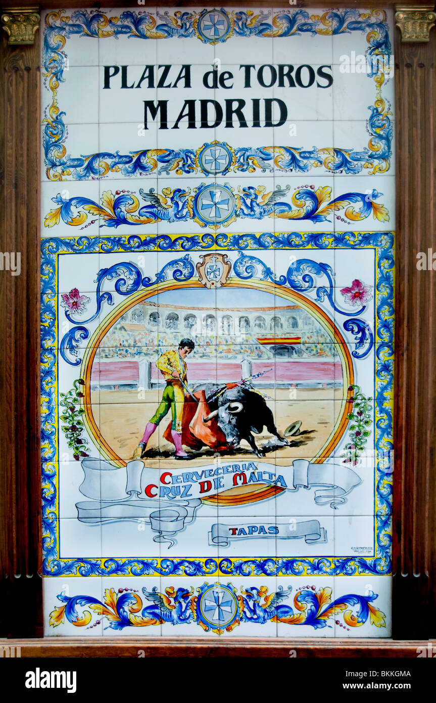 Plaza de Toros Spanien Madrid Tapas Cervezas Bier Cruz de Malta Fliesen Stockfoto