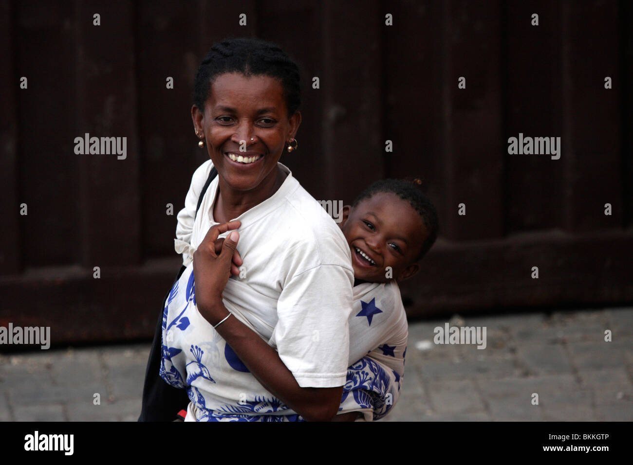 lächelnde afrikanische Mutter und Kind Stockfoto