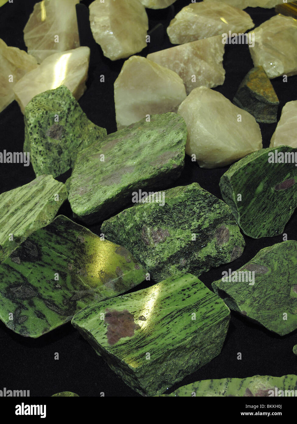 Sammlung von rohen Halbedelsteinen. Anyolit oder Minerals Zoisit oder Rubin in Zoisit oder Tanganjika Artstone. Stockfoto